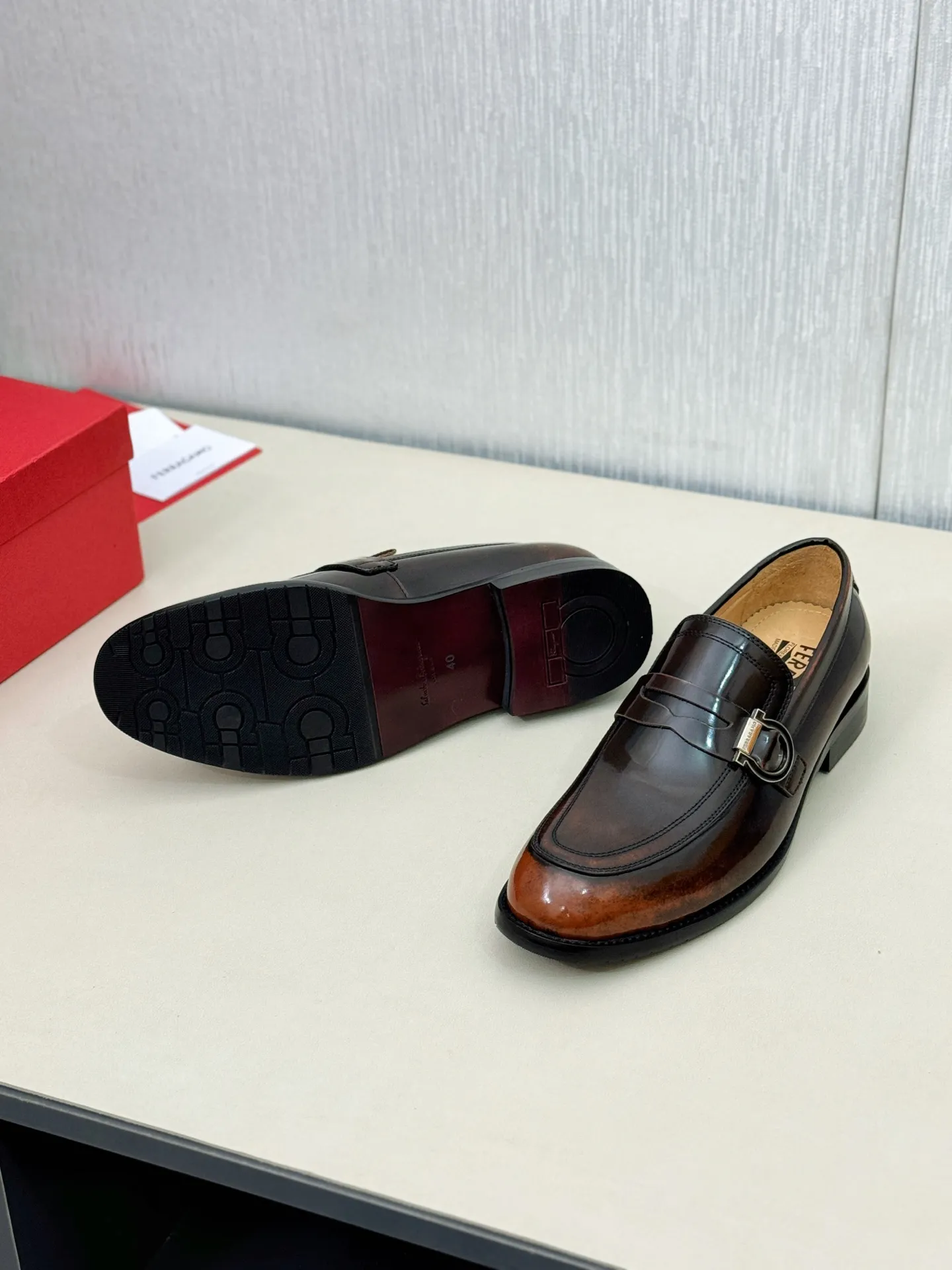 [Ferragamo] P: 560💰 Number of yards: 38~44 (45 orders are non-returnable) Ferragam's new men's formal leather shoes, the fabric is made of imported cowhide, with visible texture, heavy-duty stitching, dyed calfskin inside, standard logo cowhide feet, big-name experience, soft and comfortable on the feet, a men's favorite, special non-slip and wear-resistant rubber soles, easy to handle various occasions, with original box packaging!